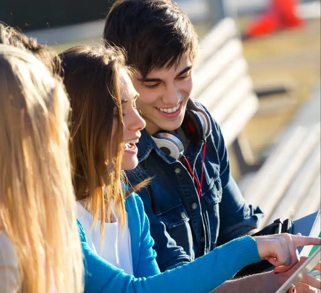 Jeunes heureux de leur bilan d'orientation scolaire